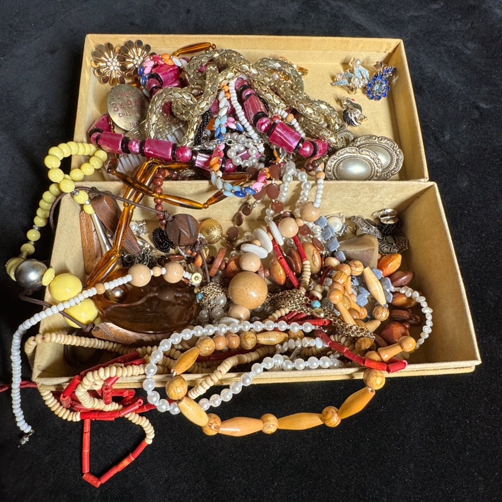 Lot of 521 g (1pound) of vintage wearable jewelry, felted box, over 40 pieces